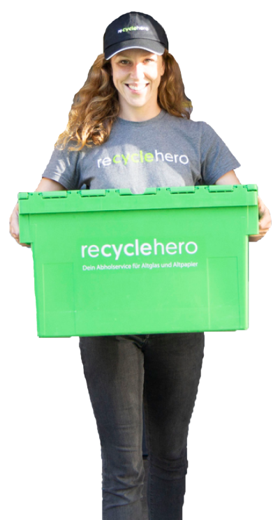 Eine recyclehero Heldin trägt eine Altglas-Box.